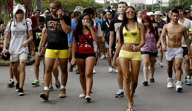 Sute de columbieni au iesit in strada in lenjerie pentru a-si apara libertatea de exprimare
