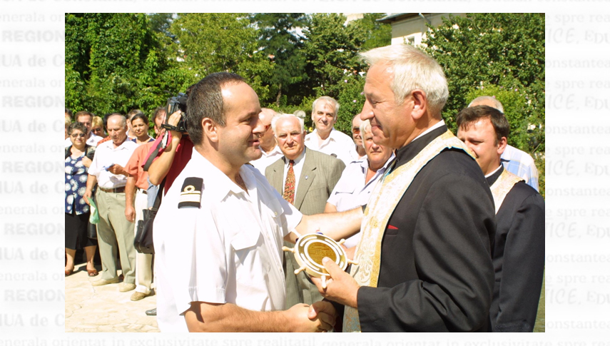 Locotenent-comandorul dr. Marian Moşneagu şi preotul Vasile Trif, autorul „Troiţei Marinarilor” din parcul Muzeului Marinei Române