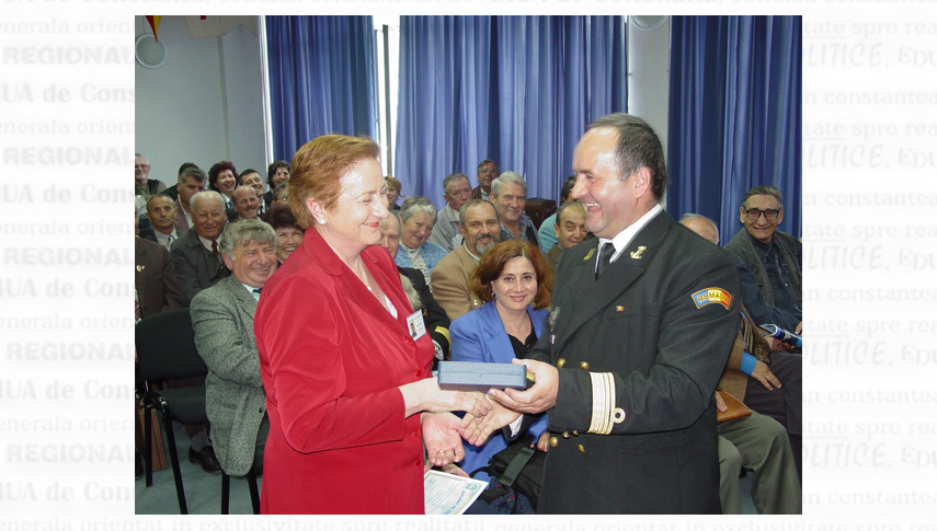 Oferind Medalia „Virtutea Maritimă”, la pensionare, doamnei Adela Oglan