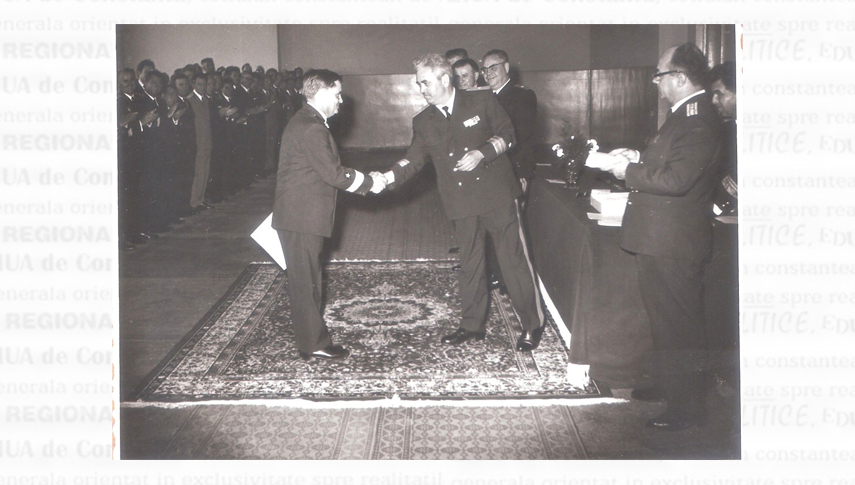 August 1974. Contraamiralul Sebastian Ulmeanu felicită ofițerii decorați cu prilejul Zilei Naționale