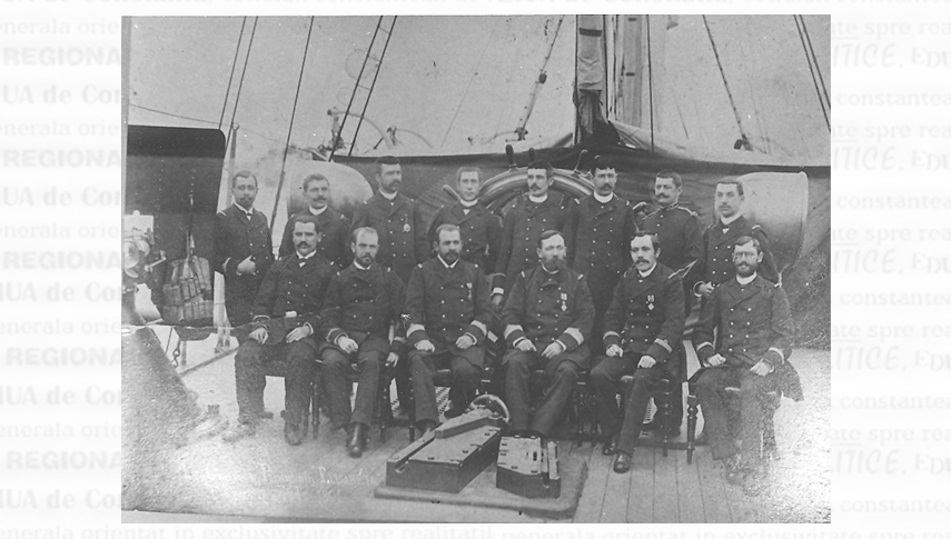 Colonelul Vasile Urseanu la bordul crucișătorului  „Elisabeta” (rândul de jos, al treilea din dreapta)