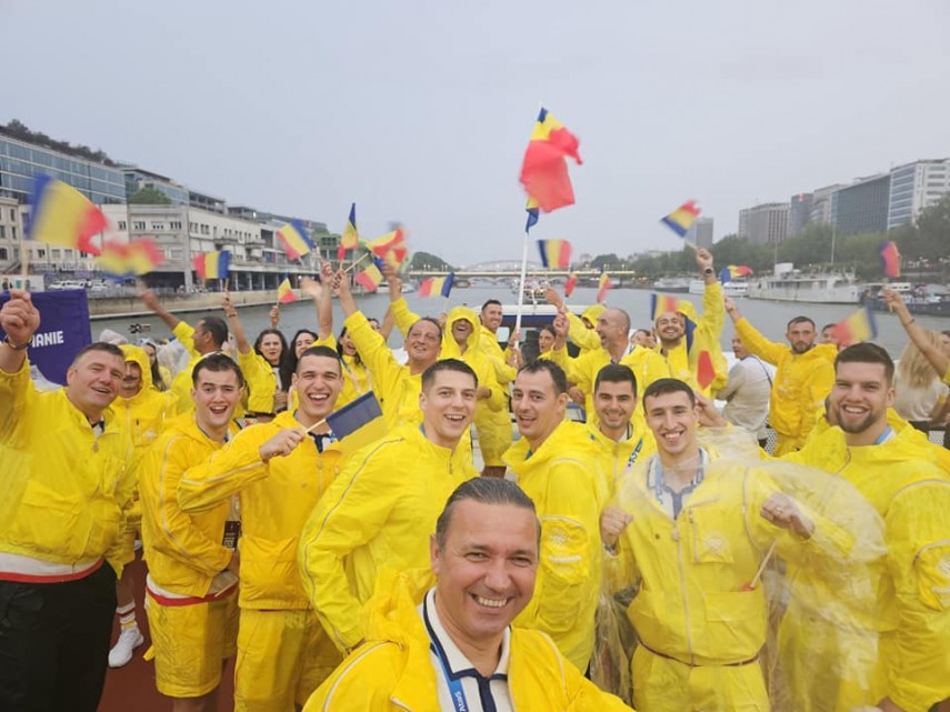 Sportivi români la parada de pe Sena, la Jocurile Olimpice Paris 2024. Sursa foto: Facebook (COSR)
