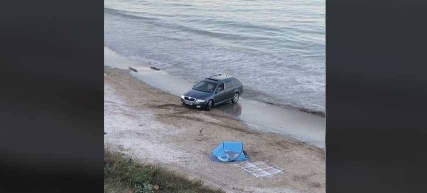 Mașină blocata pe plaja. Sursa foto: Tik Tok