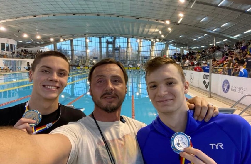 Răzvan Florea (în centru), alături de David Popovici (stânga) și Patrick Dinu (elevul său de la CSM Constanța - în dreapta). Sursa foto: Facebook (Răzvan Florea)