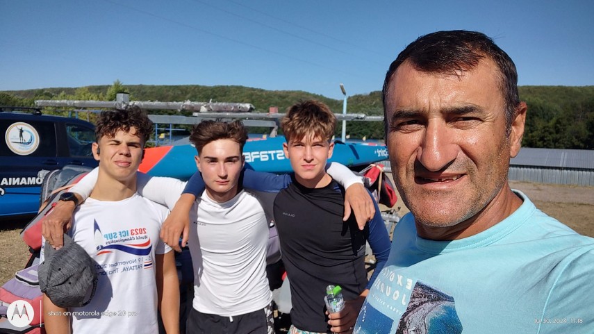 Cei trei sportivi de la CS Paddling Constanța medaliați la Bascov și antrenorul Gabriel Culea. Sursa foto: Facebook (Gabriel Culea) 