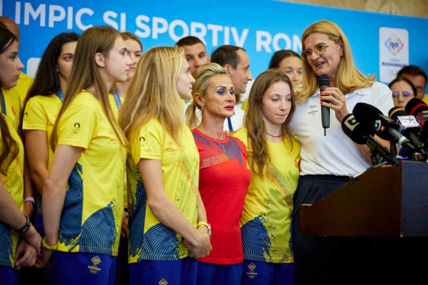 Sabrina Maneca Voinea, Camelia Voinea, Ana Maria Bărbosu și Elisabeta Lipă, alături de alți sportivi români, la revenirea de la Paris. Sursa foto: Facebook (COSR)