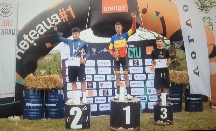 Matei Paris și Matei Cucu, pe podium. Sursa foto: Facebook (CSM Constanța Ciclism)