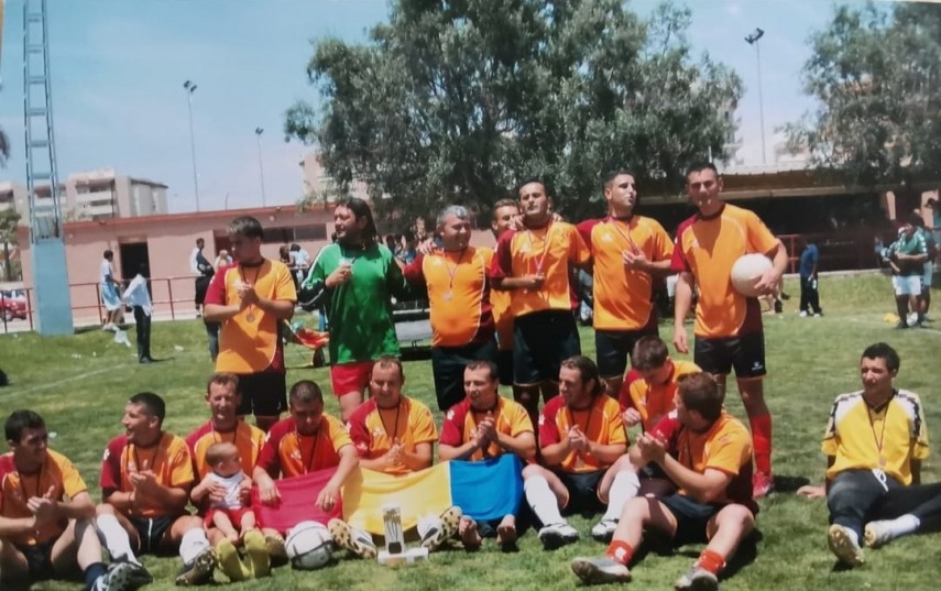 Câștigători ai Mundialito, în 2005. Frații Buzea sunt pe rândul de jos: Silviu Iulian - în dreptul culorii albastru de la steag, Marius Cătălin  - în dreptul culorii roșu. Sursa foto: colecție personal Marius Cătălin Buzea