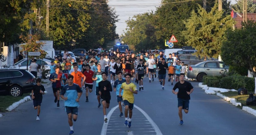 Alergătorii s-au întrecut amical către linia de finiș, pe un traseu de aproximativ 2,5 km. Sursa foto: Facebook (Cumpăna News)