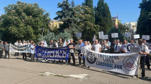 LIVE TEXT + VIDEO Protest în fața Prefecturii Constanța! Sidincatul Liber Cardinal cere majorarea salariilor din Autoritatea Navală Română (GALERIE FOTO+VIDEO)                 