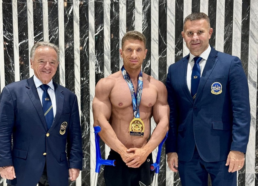 Gabriel Moise, alături de Rafael Santonja, președintele IFBB, și Gabriel Toncean, președintele FRCF. Sursa foto: Facebook (Gabriel Toncean)