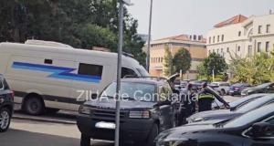 Probleme pentru duba Penitenciarului la Tribunalul Constanța! Ce s-a întâmplat (VIDEO)