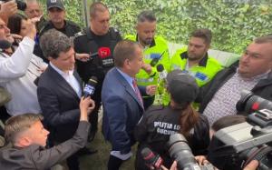 Scandal în București! Îndepărtarea gardurilor din Parcul Unirii, împiedicată de Poliţia Locală Sector 4 (VIDEO)