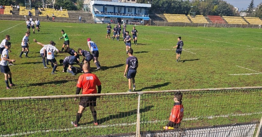 Practică pe terenul de rugby. Sursa foto galerie: Facebook (Cristina Vanu Diaconescu)  