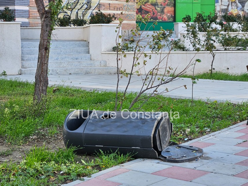 Coș de gunoi vandalizat, Sursa foto: ZIUA de Constanța