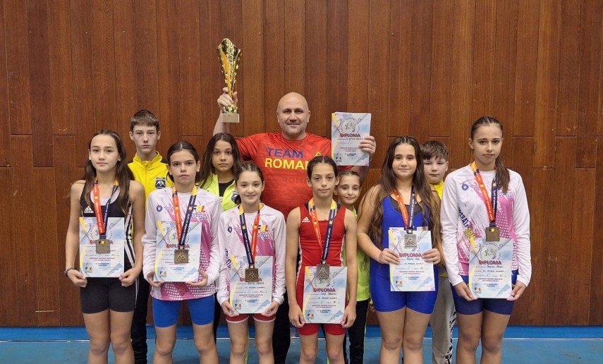 Sportivii de la CS Victoria Cumpăna, alături de antrenorul Vasile Vicol. Sursa foto: Facebook (Cumpăna News)