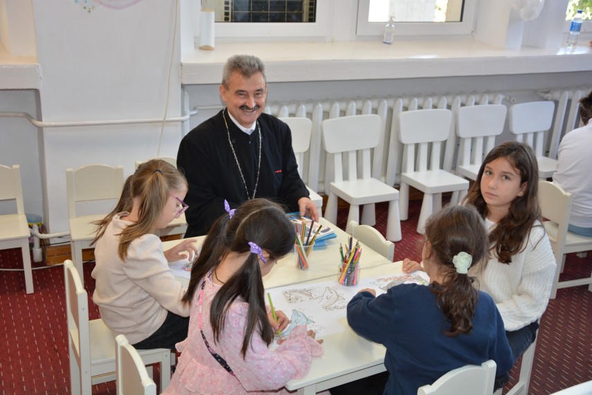 Părintele Marius Moșteanu. Foto: Facebook Biblioteca Județeană Constanța