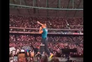 Incident în timpul unui concert Coldplay. Ce s-a întâmplat cu Chris Martin, solistul trupei (VIDEO) 