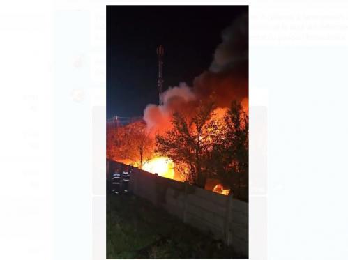 Știri Constanța Flăcări de proporții în 2 Mai, la incendiul ce a cuprins mai multe tiruri cu bitum (FOTO+VIDEO)