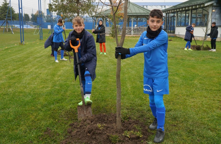 La acțiune au participat mai mulți juniori ai grupei 2014 din cadrul Academiei Hagi. Sursa foto: Academia Hagi 