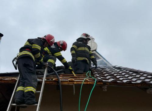 Tulcea Arde o casă în Beștepe! Pompierii, la fața locului (FOTO+VIDEO)  