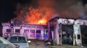 UPDATE Incendiu cu degajări mari de fum în Craiova la un service auto. A fost transmis un mesaj Ro-Alert! (FOTO+VIDEO) 