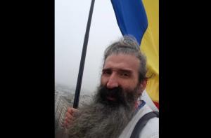 Cezar Avrămuță, din Constanța, cunoscut ca „stegarul dac”, protestează urcat pe o macara din București (VIDEO)