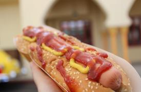 „Nu îmi venea să cred!” – Povestea virală a familiei care a dat o sumă colosală pe doi hotdogi, la Târgul de Crăciun (VIDEO)