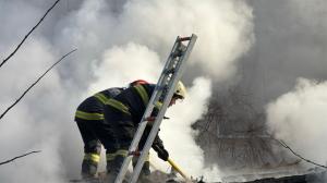 Incendiu la o casă din municipiul Tulcea. Intervin pompierii (FOTO+VIDEO)