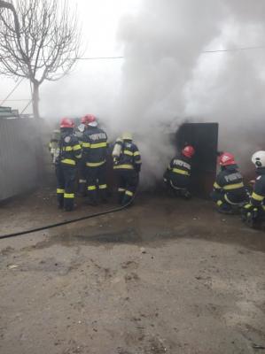 UPDATE Un garaj a luat foc  în municipiul Tulcea! Pompierii intervin (FOTO+VIDEO)  