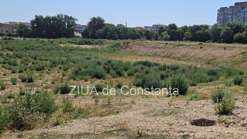 Terenul pe care s-a aflat vechiul stadion de la Constanța, așa cum arăta pe 11 iulie 2024, la un an de la startul lucrărilor de demolare. Sursa foto: ZIUA de Constanța