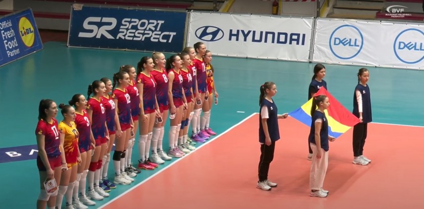 Diana Miron (nr. 8) și Sara Dedu Nae (nr. 19), aflate una lângă alta la intonarea Imnului Național al României. Sursa foto: captură Youtube „Bulgarian Volleyball Federation“