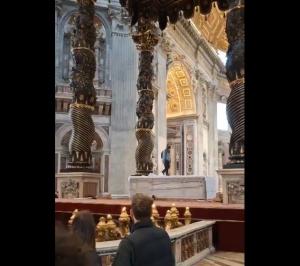 Un român a profanat altarul mare al Bazilicii Sf. Petru din Vatican, distrugând candelabre (VIDEO)