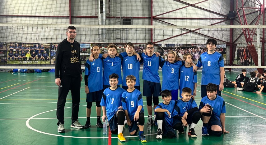 Echipa de mini-volei a CSM Constanța și antrenorul Răzvan Parpală  