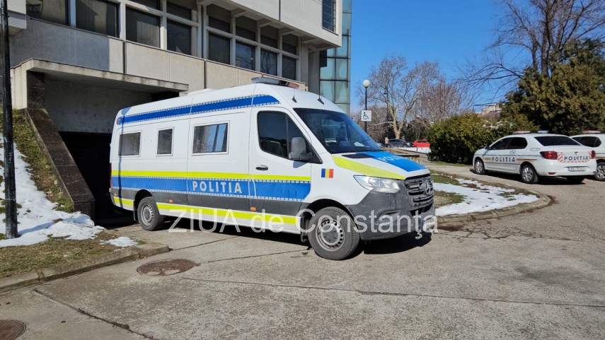 Duba cu care cei șase suspecți au fost transportați la Tribunal - sursa foto: ZIUA de Constanța