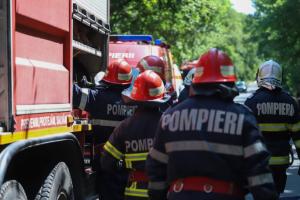 Două autoturisme cuprinse de flăcări după un accident la Câmpina