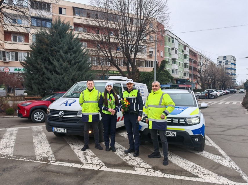 Flori oferite de polițiști, de 1 martie, Sursa foto: IPJ Tulcea