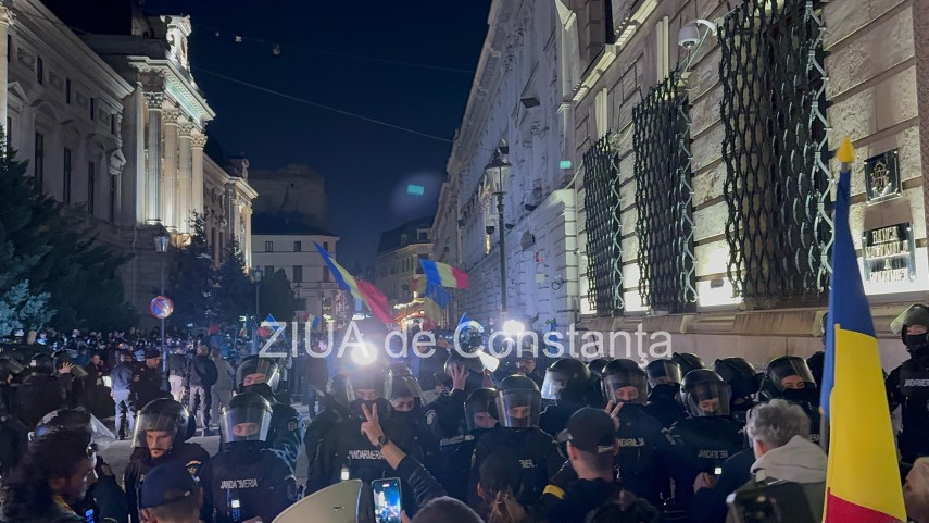 Protest în fața sediului BEC