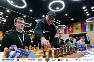 Gheorghe Hagi, prezent la Campionatul European de șah de la Eforie Nord. „Copilul-minune“ Tudor Henry Edward, întâlnire surpriză cu „Regele“ (GALERIE FOTO + VIDEO) 