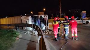 UPDATE Știri Constanța Un TIR s-a răsurnat la sensul giratoriu în Ovidiu. Autovehicolul transporta porci (FOTO+VIDEO)   