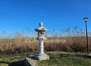 Lampa japoneză din Parcul Tăbăcăriei din Constanța, victimă a timpului și neglijenței (FOTO)  