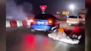 Imagini șocante din Iași! Un șofer face drifturi într-un rond, cu un coșciug legat la spatele mașinii (VIDEO)